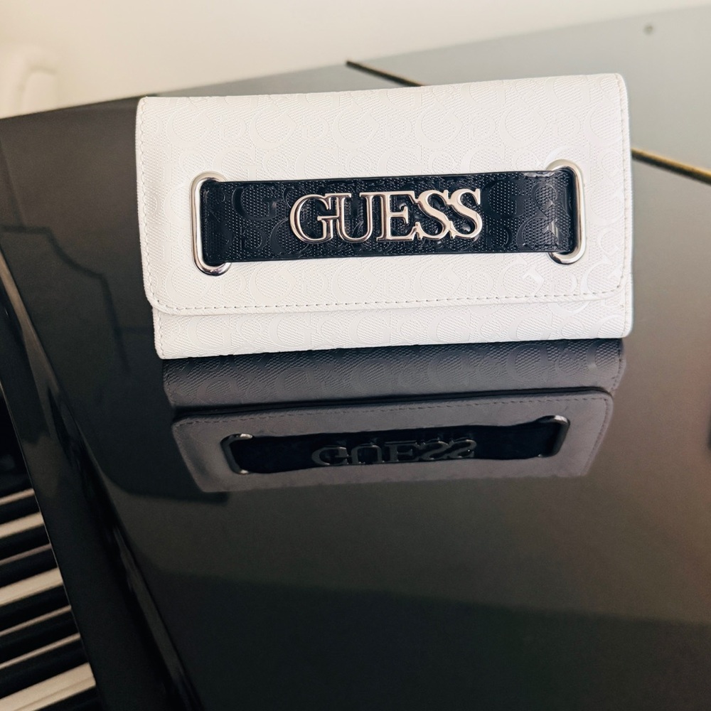 Guess White Creswell Slim Clutch Wallet.  All Over Logo. Brand New Without Tags.